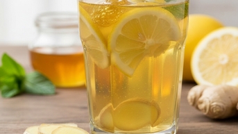 6 nhóm người nên thận trọng khi uống mật ong, chanh và gừng