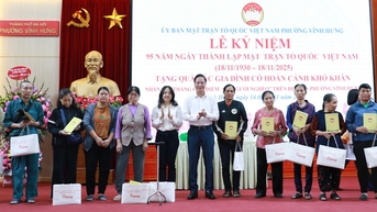 វួដ Vinh Hung ប្រគល់អំណោយដល់ 195 គ្រួសារដែលជួបការលំបាក។