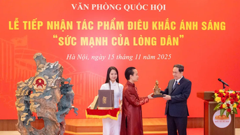 Bảo tàng Quốc hội tiếp nhận tác phẩm nghệ thuật điêu khắc ánh sáng "Sức mạnh của lòng dân"
