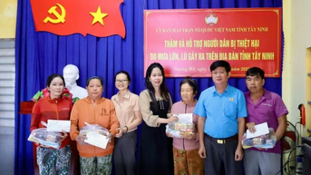 Tây Ninh: Trao 50 triệu đồng hỗ trợ các hộ dân bị thiệt hại do mưa lớn, lũ