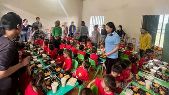 Trao tặng quà trị giá hơn 260 triệu đồng cho học sinh và người dân xã Thàng Tín