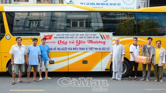 Hơn 2.300 phần quà “Chia sẻ yêu thương” trao đến bà con vùng bão lũ