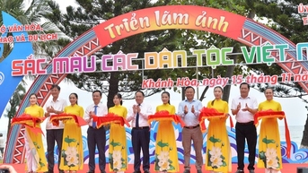 Tôn vinh bản sắc 54 dân tộc tại Triển lãm ảnh “Sắc màu các dân tộc Việt Nam”