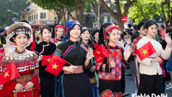 Ấn tượng Diễu hành Áo dài 2025: Khi di sản bước cùng nhịp sống đương đại