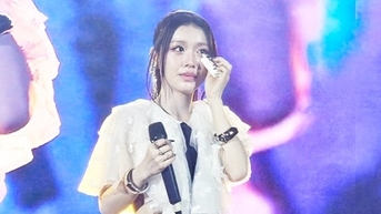 Ca sĩ Han Sara khóc nức nở kể về 2 năm ở ẩn