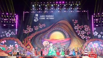 ការសម្តែងដ៏គួរឱ្យចាប់អារម្មណ៍នៃសំលៀកបំពាក់រាត្រីចម្រុះពណ៌ជាតិ