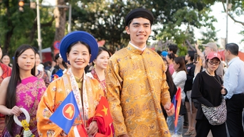 Du khách nước ngoài ngỡ ngàng trước màn diễu hành áo dài, cổ phục trên phố đi bộ hồ Gươm