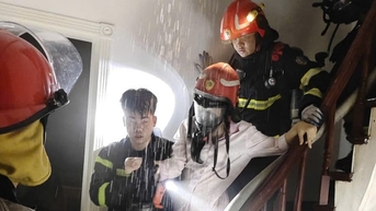 Hà Nội: Cứu 1 người mắc kẹt trong vụ cháy nhà cao tầng