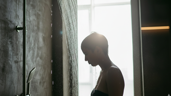 Bác sĩ lưu ý cách tắm đêm an toàn