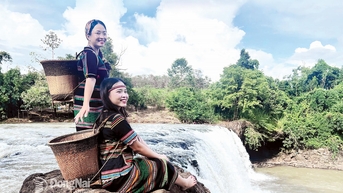 Phát triển du lịch gắn với giữ gìn và phát huy bản sắc văn hóa dân tộc địa phương