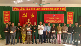 Bộ đội Biên phòng tỉnh trao quà cho các gia đình thiệt hại do bão số 13 tại xã Đề Gi và An Lương