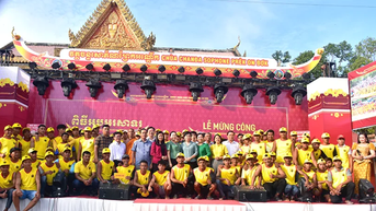 Mừng công đội ghe Ngo nam chùa Chanh Tesophon Prêk On Đơk giành ngôi á quân