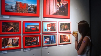 អ្នកថតរូបបីនាក់ Tran Thanh Thao, Hoang Le Giang និង Tin Phung ប្រាប់ពីរឿងក្រហម