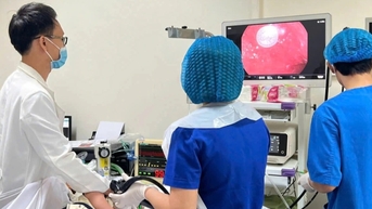 Gắp đồng xu từ dạ dày bé trai 2 tuổi