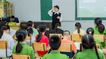 Dạy tiếng Anh bắt buộc từ lớp 1: Cần lộ trình phù hợp và cách dạy linh hoạt