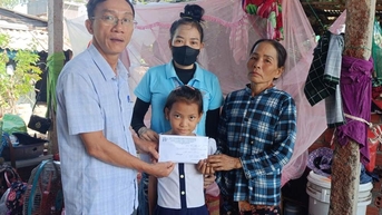 Công ty CP Đầu tư Quốc tế Phong Phú – Phú Yên hỗ trợ người dân bị thiệt hại do bão số 13