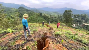 Hà Tĩnh: Xuất hiện vết nứt kéo dài trên đồi