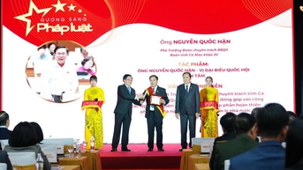 "គំរូច្បាប់ដ៏រុងរឿង" ចំនួនបីរបស់ Ca Mau បានផ្តល់កិត្តិយស