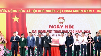 Phó Chủ tịch Quốc hội Vũ Hồng Thanh dự ngày Ngày hội Đại đoàn kết tại Quảng Ninh
