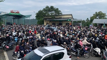 Tắc dài dòng khách xếp hàng mua vé vào Vườn Quốc gia Ba Vì