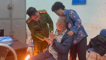 Khoảnh khắc vỡ oà khách Trung Quốc đi lạc gặp lại vợ tại Sa Pa