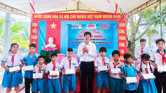 កាសែត Can Tho វិទ្យុ និងទូរទស្សន៍បានផ្តល់អាហារូបករណ៍ "គាំទ្រទៅសាលារៀន"