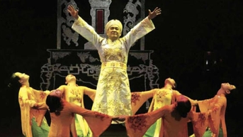 Vở diễn 'Các cụ gánh còng lưng' khai mạc Festival Sân khấu Thử nghiệm 2025