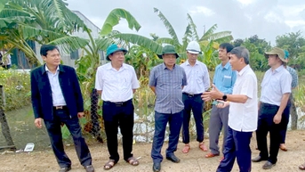 Phó Chủ tịch UBND tỉnh Dương Mah Tiệp kiểm tra tình hình ngập lụt tại xã Uar