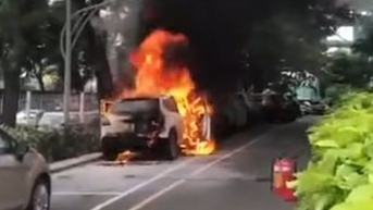 Ô tô bốc cháy ngùn ngụt trong khuôn viên chung cư ở Thảo Điền