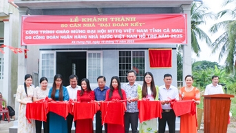 គណៈកម្មាធិការរណសិរ្សមាតុភូមិវៀតណាមខេត្ត Ca Mau បានសម្ពោធផ្ទះសាមគ្គីដ៏អស្ចារ្យចំនួន ៥០ខ្នង