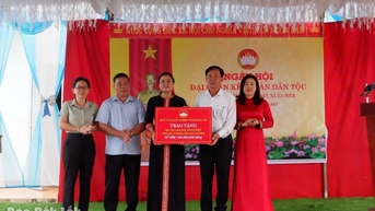 Thôn Ea Duất, xã Ea Wer vui Ngày hội Đại đoàn kết toàn dân tộc