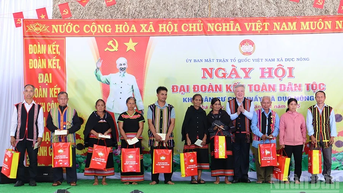 Phó Thủ tướng Thường trực Chính phủ Nguyễn Hòa Bình dự Ngày hội Đại đoàn kết toàn dân tộc tại xã biên giới Dục Nông