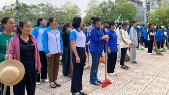 Hội Liên hiệp Phụ nữ phường Cam Đường ra quân tổng vệ sinh môi trường chào mừng các sự kiện chính trị