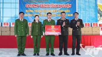 Cục Quản lý xây dựng và doanh trại tặng quà tại xã Bạch Thông