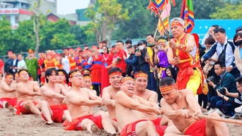 Long Biên rộn ràng ngày hội trình diễn Nghi lễ và trò chơi kéo co