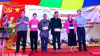 Người dân buôn H’Mông, xã Ea Kiết vui Ngày hội Đại đoàn kết toàn dân tộc