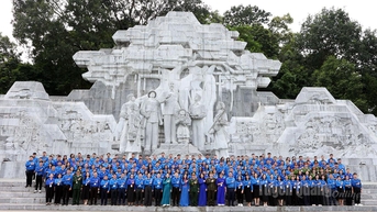 គណៈប្រតិភូសម្ព័ន្ធយុវជនកុម្មុយនិស្តហូជីមិញខេត្ត Tuyen Quang អុជធូបនៅមុខសមាជ