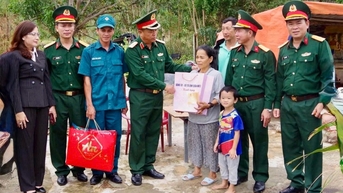 យោធភូមិភាគទី៥ ចុះសួរសុខទុក្ខ និងចែកអំណោយដល់ប្រជាពលរដ្ឋរងគ្រោះដោយខ្យល់ព្យុះលេខ១៣ នៅសង្កាត់ Song Cau។