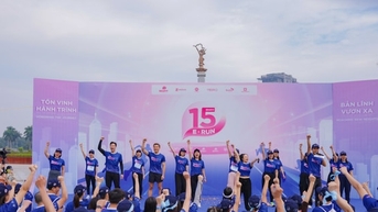 Diễn viên Phương Nam, cầu thủ Quế Ngọc Hải tham dự Giải chạy E-Run 2025