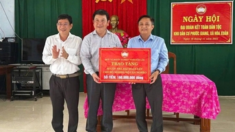 តំបន់លំនៅឋាន Phuoc Giang ឃុំ Hoa Xuan រៀបចំទិវាឯកភាពជាតិដ៏អស្ចារ្យ