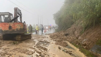 Khẩn trương khắc phục sạt lở đèo Violăk, Quảng Ngãi