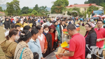 Hơn 3.500 hộ nghèo, cận nghèo tham dự 'Phiên chợ Hạnh Thương 0 đồng'