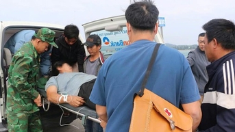 Vượt sóng lớn giữa biển chuyển bệnh nhân đột quỵ vào đất liền cấp cứu