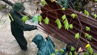 Đường sắt và đường bộ Khánh Hòa bị ngập vì mưa lớn, lực lượng chức năng nỗ lực thông tuyến sớm