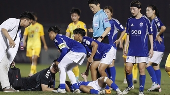 Cầu thủ 15 tuổi ngã quỵ trong chiến thắng của nữ TP HCM