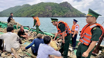 Cứu 5 ngư dân bị chìm tàu ở vùng biển Côn Đảo