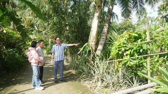 លេខាបក្ស "បីនាក់រួមគ្នា"