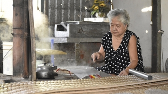 Giữ lửa nghề bánh tráng Mỹ Lồng