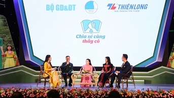 គ្រូបង្រៀន​ក្នុង​ឯកសណ្ឋាន​ពណ៌​បៃតង​សាបព្រួស​ចំណេះដឹង​តាម​ភូមិ​ខ្ពង់រាប