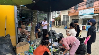 Nỗ lực phục hồi kinh doanh sau lũ